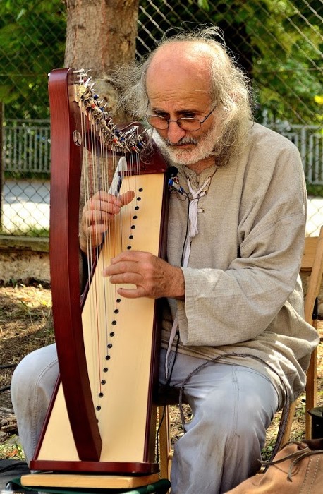 stamuhr1Wandering musician Ed Edwards